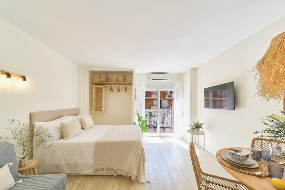 Bed, TV and multimedia, Coffee/tea facilities, Balcony/Terrace, Kitchen or kitchenette, Living room, Photo of the whole room, Decorative detail, Seating area, Dining area, Hiking, Bedroom, Pool view, Sea view, Swimming pool, heating, internet, storage, towels, wardrobe, elevator, air conditioner