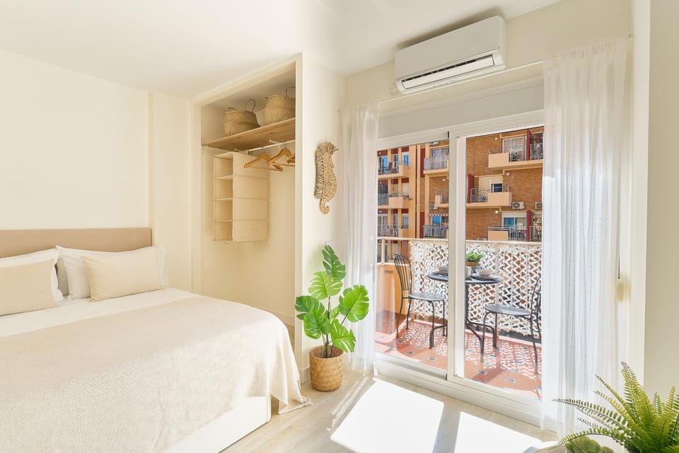 Bed, TV and multimedia, Balcony/Terrace, Decorative detail, Bedroom, Garden view, Pool view, Sea view, heating, internet, towels, wardrobe, air conditioner