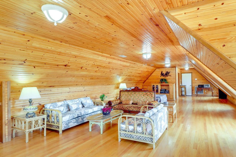 Hike and Fish Studio with Pool Access in Shirley! Apartment in Fairfield Bay