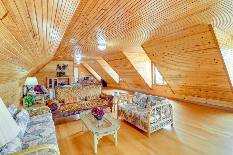 Hike and Fish Studio with Pool Access in Shirley! Apartment in Fairfield Bay