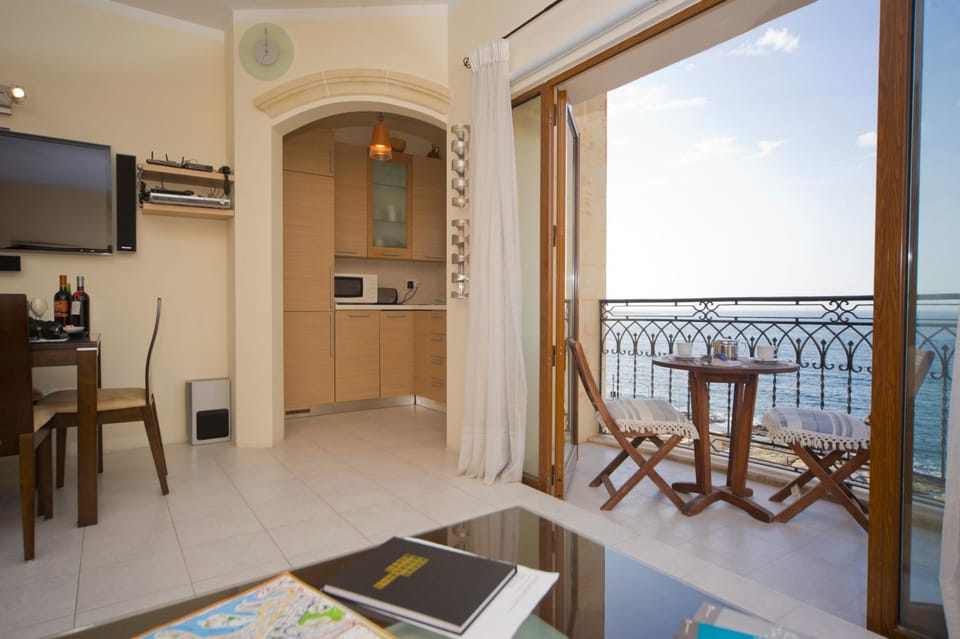 Balcony/Terrace, Kitchen or kitchenette, Dining area, Sea view, Area and facilities