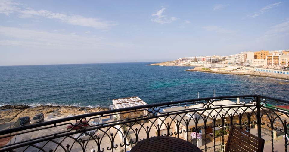 Property building, Nearby landmark, Restaurant/places to eat, Neighbourhood, Natural landscape, Beach, Area and facilities, Supermarket/grocery shop, Shopping Area