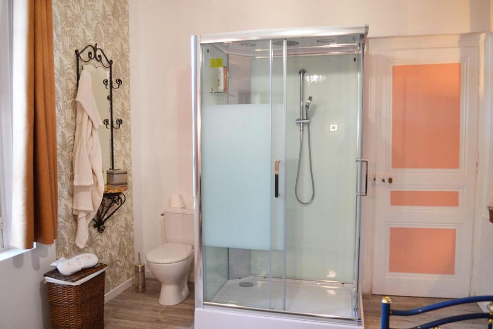 Shower, Toilet, towels