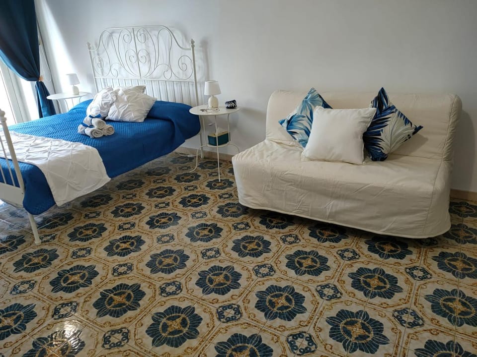 Bed, Decorative detail, Bedroom, Breakfast