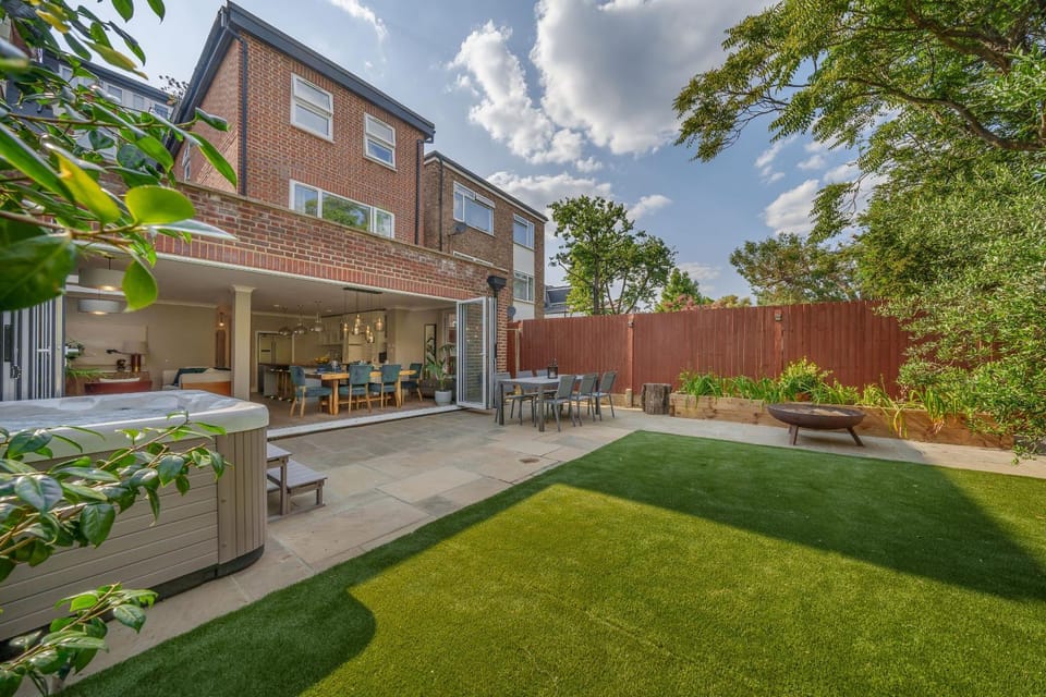 Stunning 3B2Ba Huge entertaining space and hottub! Apartment in London Borough of Richmond upon Thames