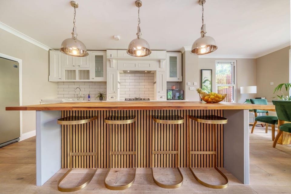 Stunning 3B2Ba Huge entertaining space and hottub! Apartment in London Borough of Richmond upon Thames