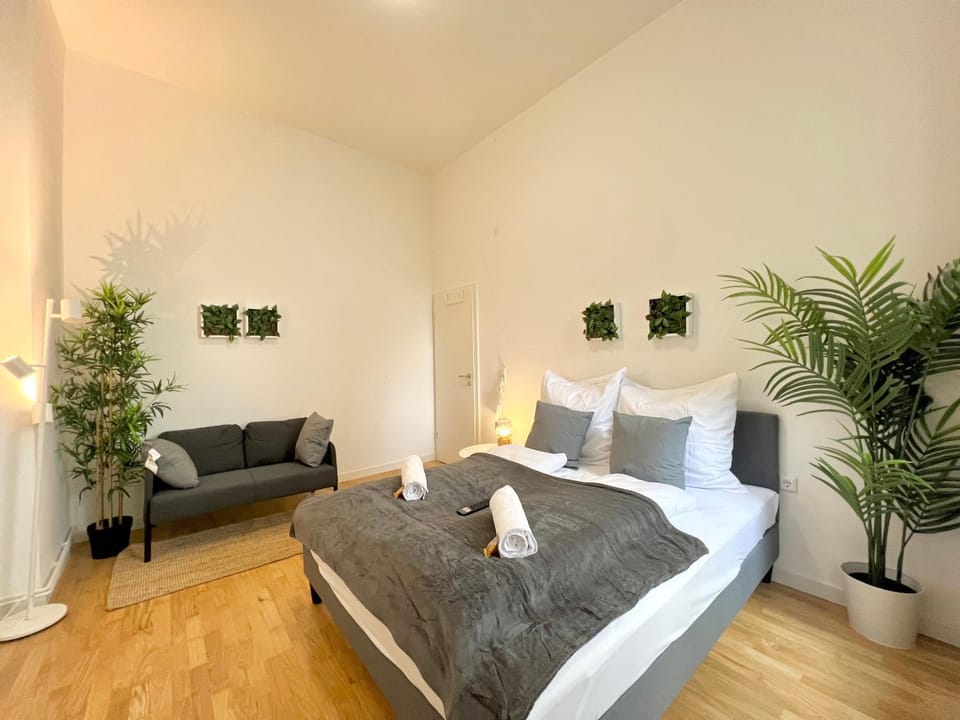 Bed, Photo of the whole room, Seating area, Bedroom, towels