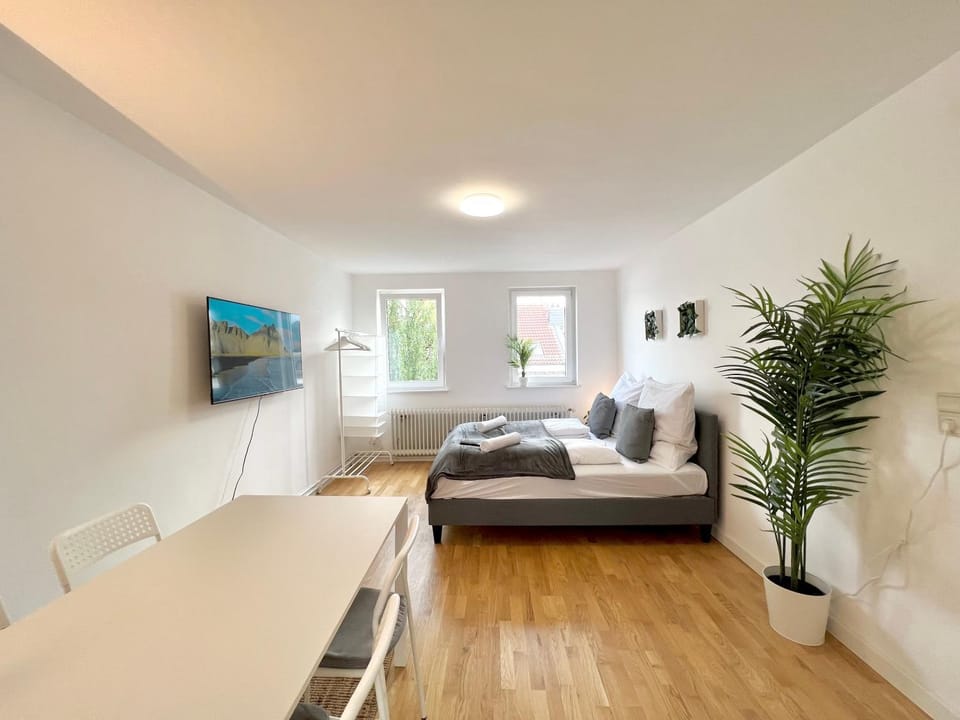 Bed, TV and multimedia, Photo of the whole room, Seating area, Bedroom