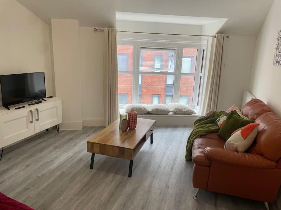 Stunning Central Woking Studio Apartment in Woking
