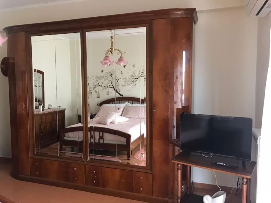 Bed, TV and multimedia, Bedroom, wardrobe