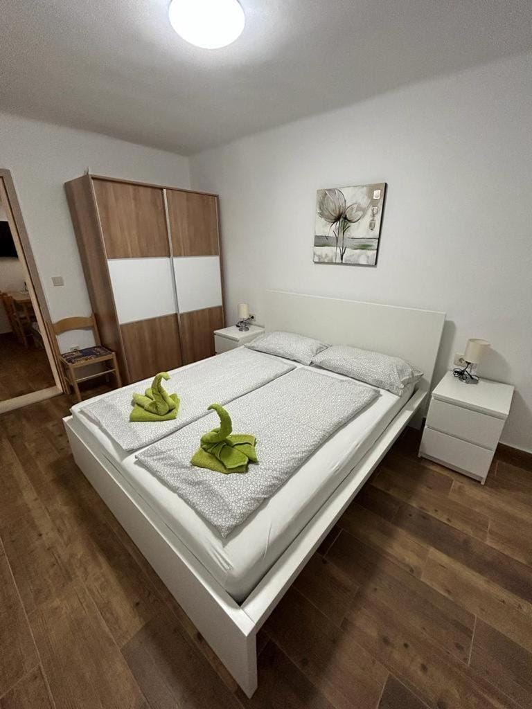 Bed, Bedroom, towels, wardrobe