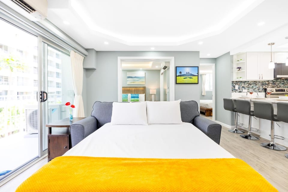 Bed, Seating area