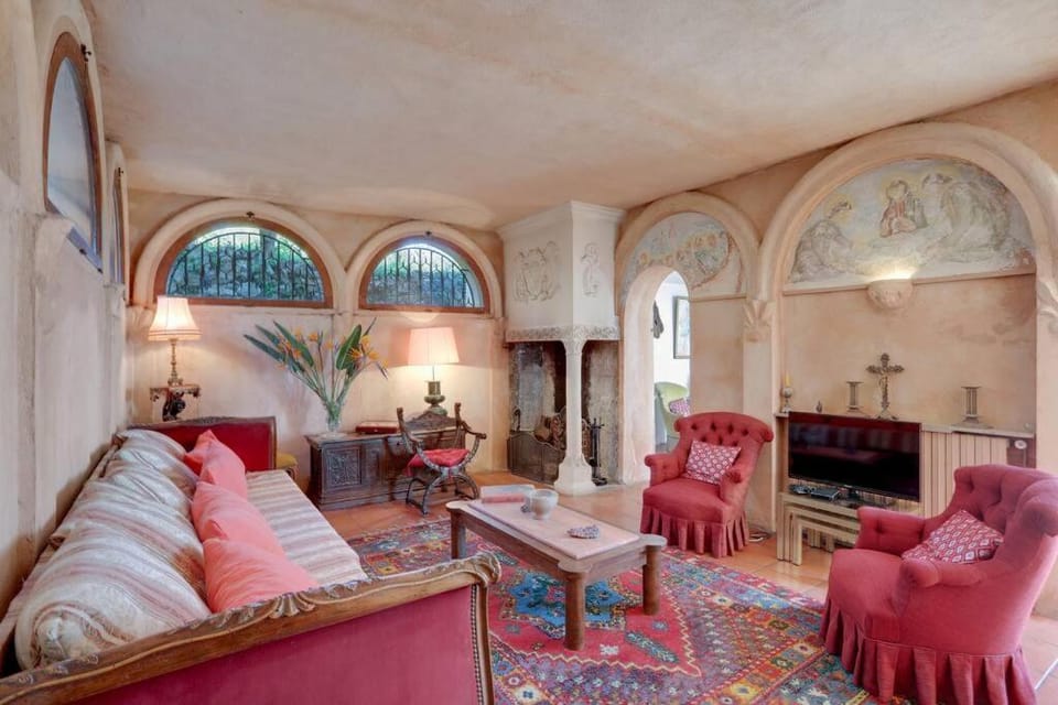 Bastide XVIIIe avec vue mer panoramique Villa in Antibes