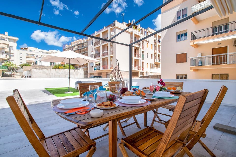 Property building, Patio, Day, Solarium, View (from property/room), Balcony/Terrace, Balcony/Terrace, Food and drinks, Dining area, Beach, Food, group of guests, sunbed