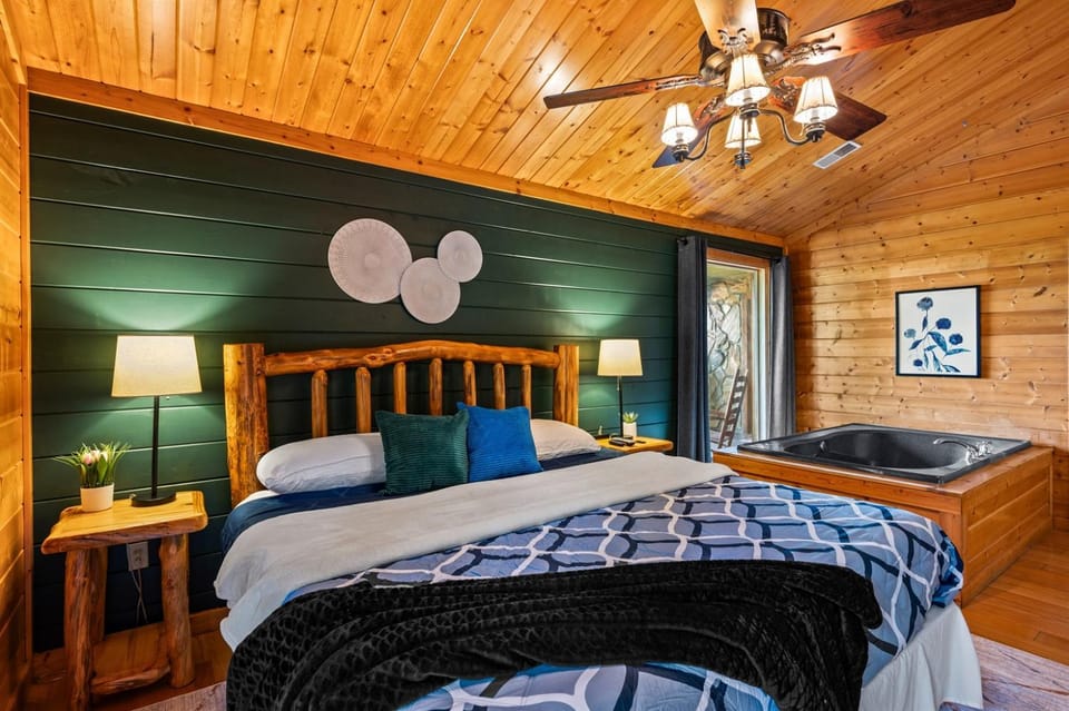 Panoramic Mtn View! 6BR Cabin, FirePit, SL 17, Pet Cabin in Sevier County