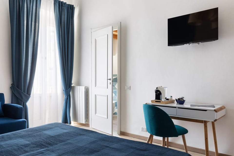 Bed, TV and multimedia, Photo of the whole room, Bedroom, hair dresser