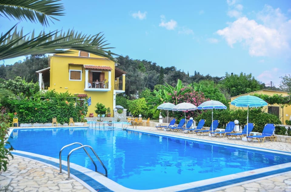 Property building, Facade/entrance, Garden, Garden view, Pool view, Swimming pool, sunbed