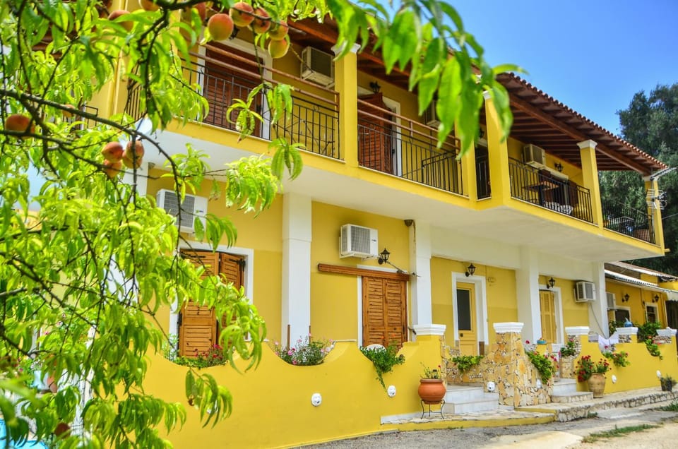 Property building, Facade/entrance, Balcony/Terrace
