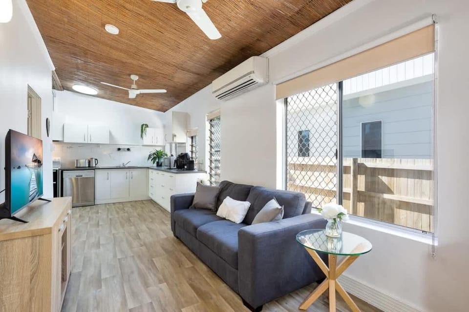 Kitchen or kitchenette, Living room, Seating area, stove