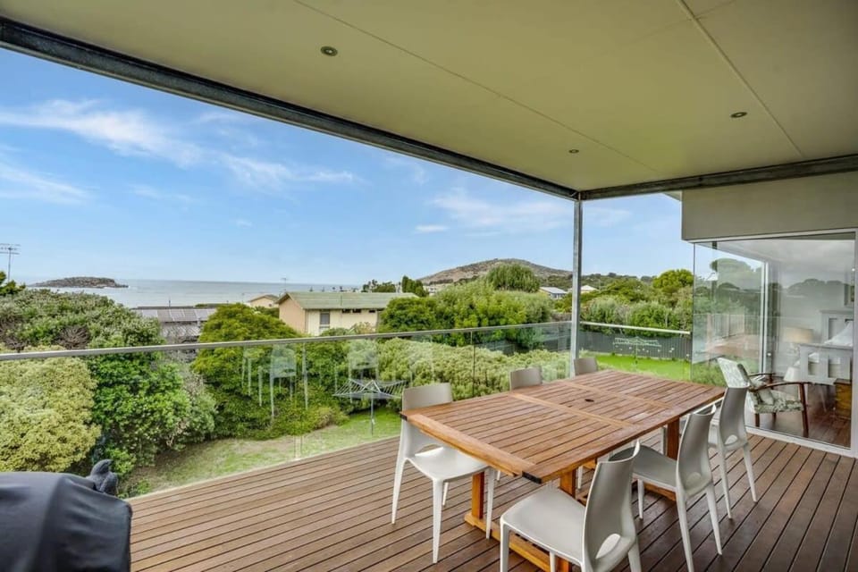 Encounter Bay Family Escape, Sea Views, Games Room & Walk to The Bluff House in Encounter Bay