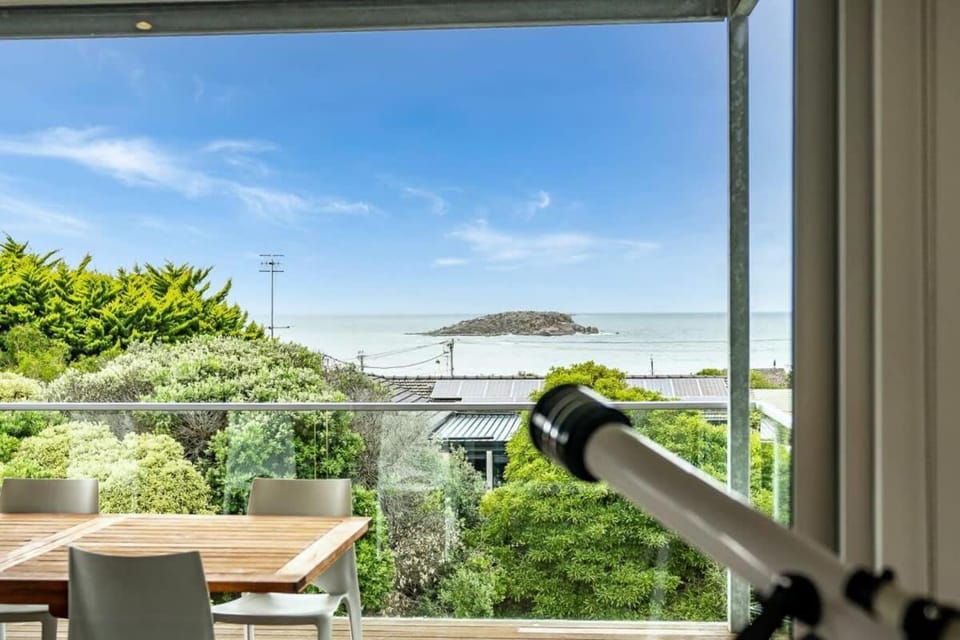 Encounter Bay Family Escape, Sea Views, Games Room & Walk to The Bluff House in Encounter Bay