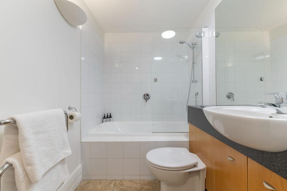 Shower, Toilet, Bathroom, Bath, towels