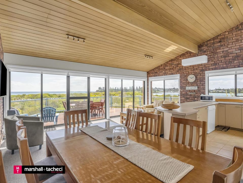 View (from property/room), Balcony/Terrace, Kitchen or kitchenette, Living room, Seating area, Dining area, air conditioner