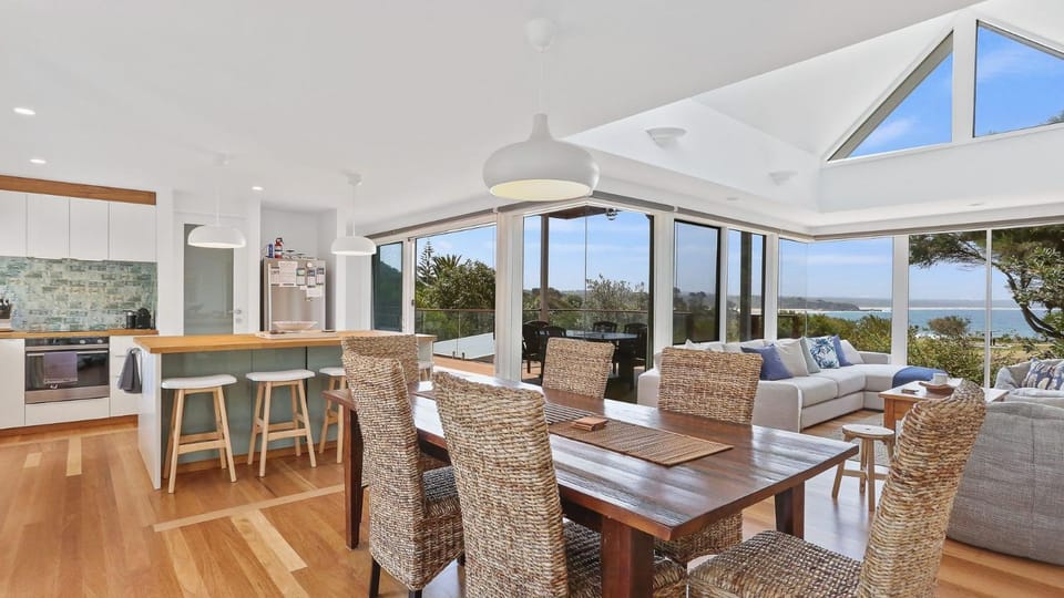 View (from property/room), Kitchen or kitchenette, Living room, Seating area, Dining area, Sea view, oven, stove