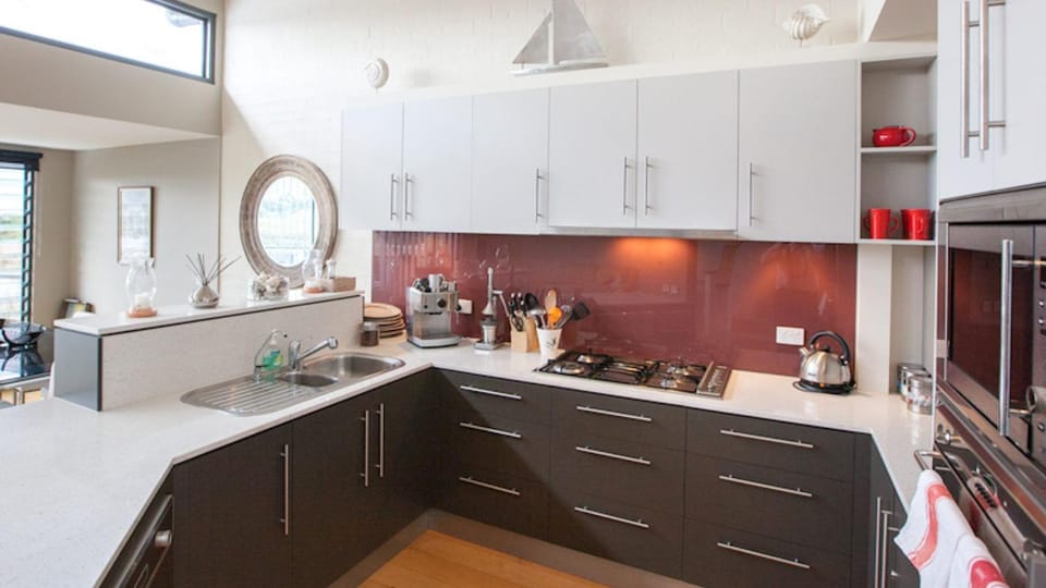 Coffee/tea facilities, Kitchen or kitchenette, dishwasher, stove