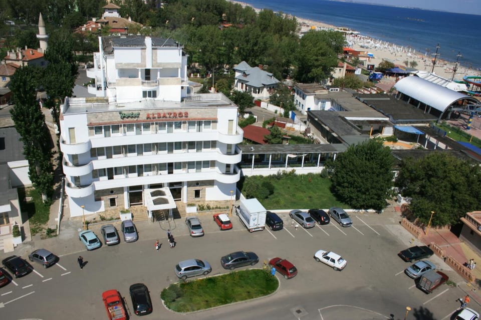 Property building, Day, Neighbourhood, Natural landscape, Bird's eye view, Beach, Sea view, Location, Parking