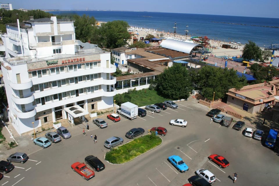 Property building, Day, Natural landscape, Bird's eye view, Sea view, Location, Parking