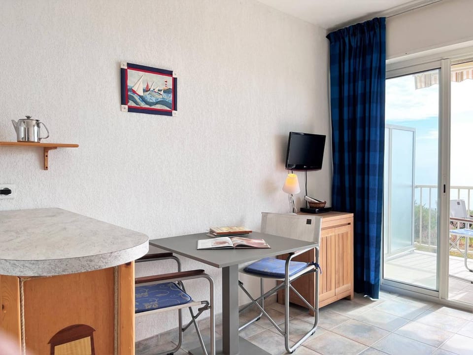Studio cabine 4 pers, climatisé, parking, plage à pied - Le Lavandou - FR-1-251-509 Cabin in Le Lavandou