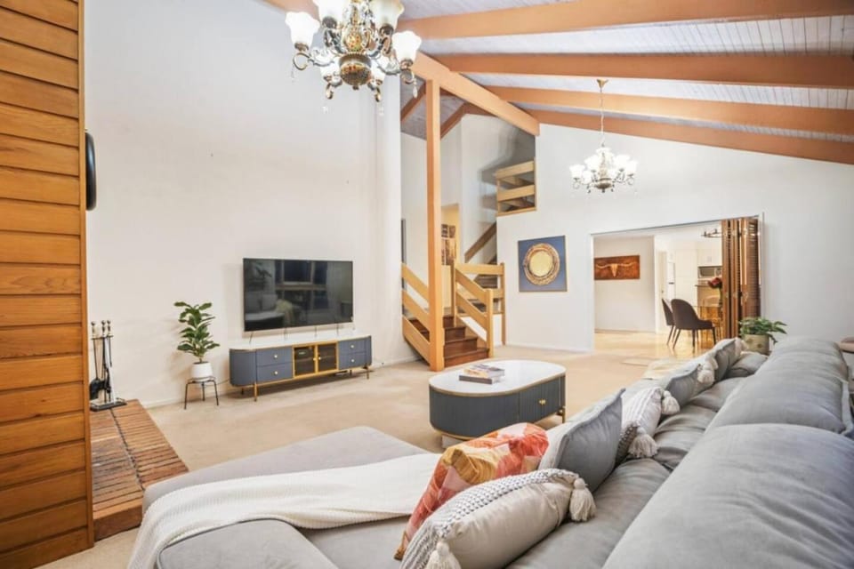 Stylish Retreat Family House 5BRM Wheelers Hill House in Wheelers Hill