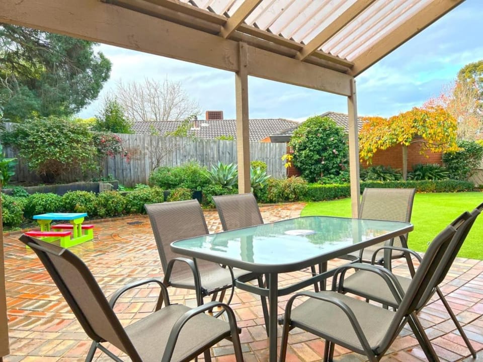 Stylish Retreat Family House 5BRM Wheelers Hill House in Wheelers Hill