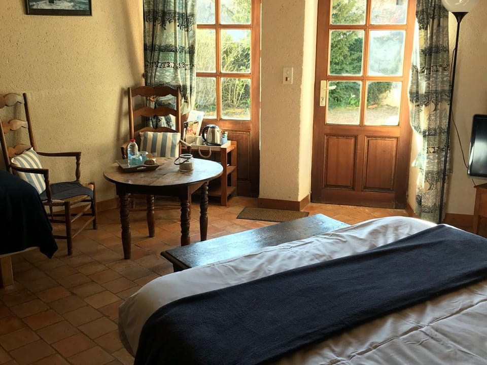 Charmant logement avec piscine et table d'hôtes, proche de Solesmes et de l'abbaye. - FR-1-410-407 Bed and Breakfast in Pays de la Loire