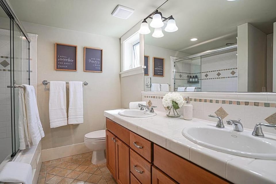 Exquisite Central Townhome with Spacious Loft and Gourmet Kitchen House in Seattle