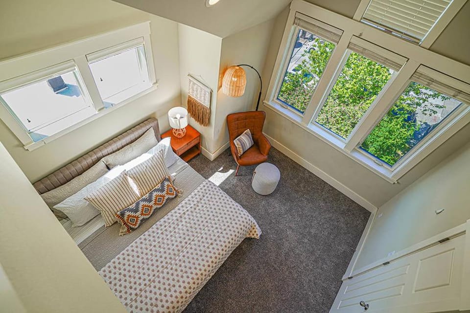 Exquisite Central Townhome with Spacious Loft and Gourmet Kitchen House in Seattle