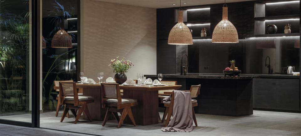 Kitchen or kitchenette, Dining area