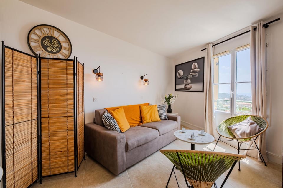 Bed, Living room, Bedroom