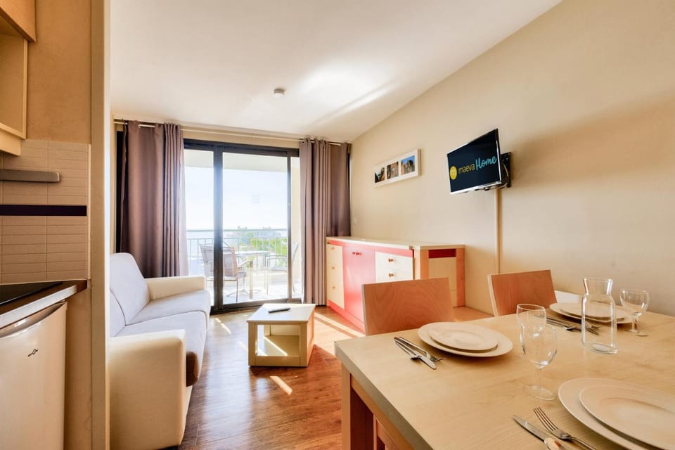 Bed, Bathroom, kitchen