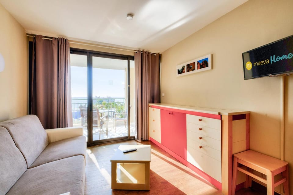 Bed, Bathroom