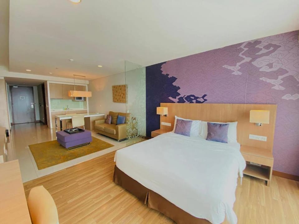 Bed, Living room, Photo of the whole room, Seating area