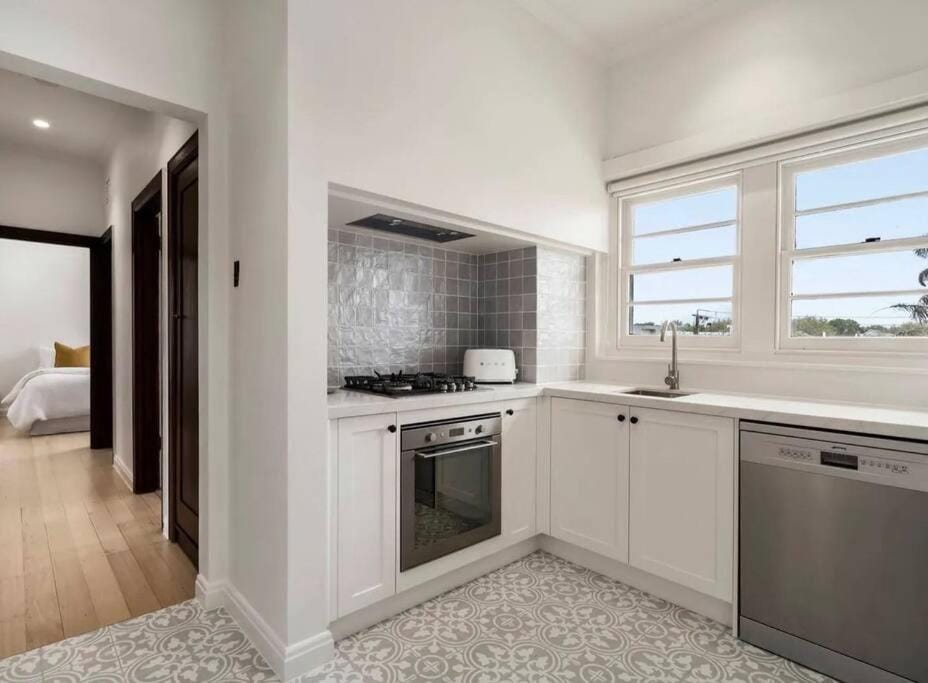 ‘Lynton-Sur-Mer’ - Beachside Apt with Heating Apartment in Brighton
