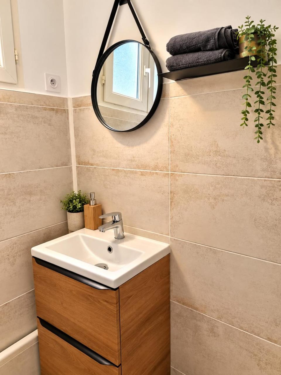 Bathroom, towels