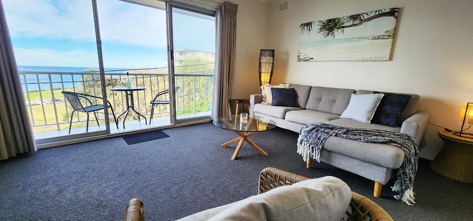 Natural landscape, View (from property/room), Balcony/Terrace, Living room, Seating area, Sea view