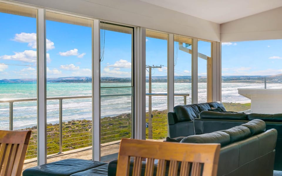 124 Surfers Pde - BYO Linen Beachfront House in Middleton