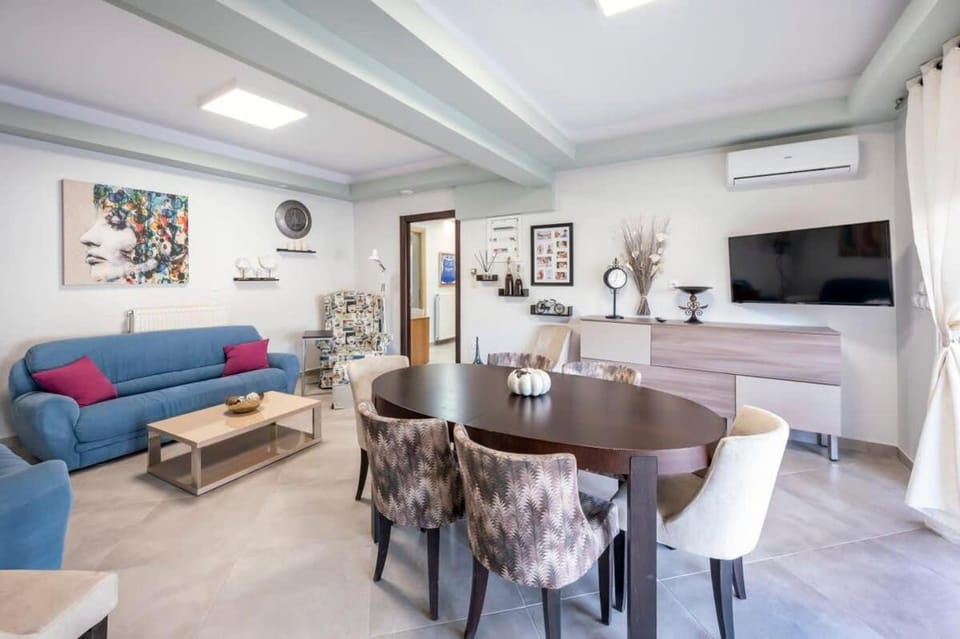 TV and multimedia, Seating area, Dining area, air conditioner