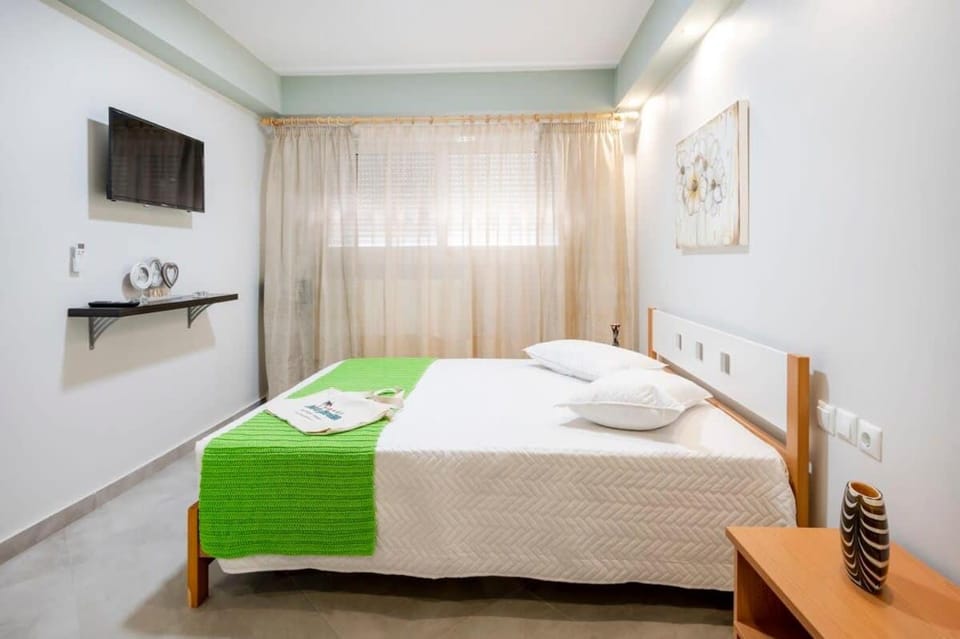 Bed, TV and multimedia, Photo of the whole room, Bedroom