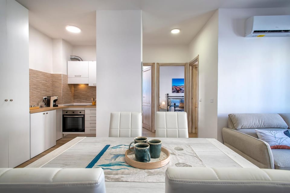 Kitchen or kitchenette, Living room, Seating area, Dining area, pet friendly, stove
