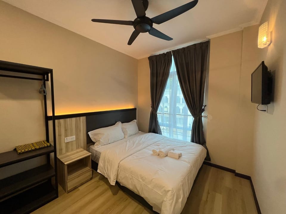 Bed, TV and multimedia, Bedroom, fireplace, locker, towels, air conditioner